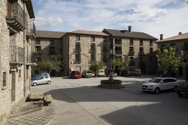 Plaza Mayor de Labuerda. El edificio del museo está en el centro, al fondo.