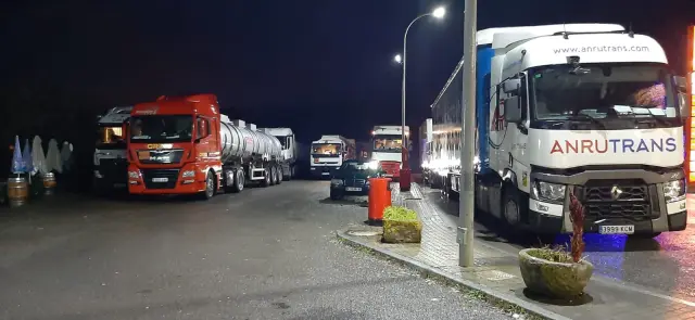 Camiones embolsados en la gasolinera de Hostal de Ipiés.