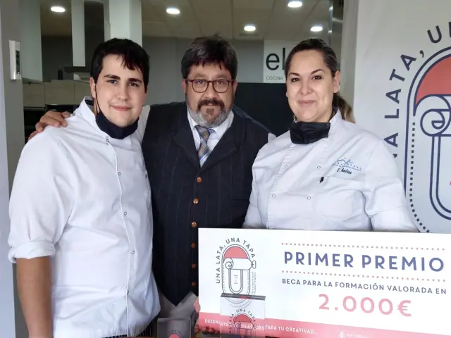 Silvia Ambros, con el profesor de la Escuela de Hostelería de Miralbueno Luis Berzosa y su compañero Pablo Carreró.