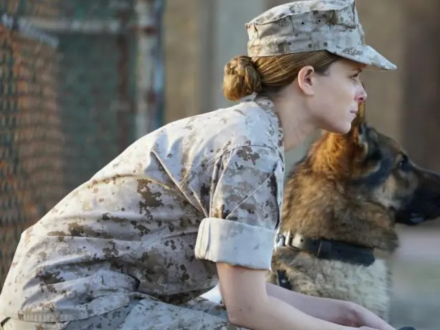 La actriz Kate Mara, caracterizada como Megan Leavey, y su perro Rex.