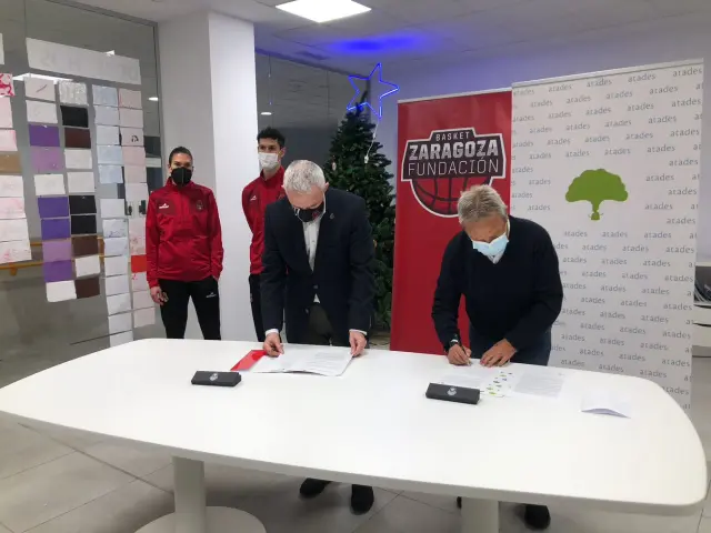 Fernando Ramiro, patrono de la Fundación Basket Zaragoza y Antonio Rodríguez Cosme, vicepresidente de ATADES, en la firma del convenio.