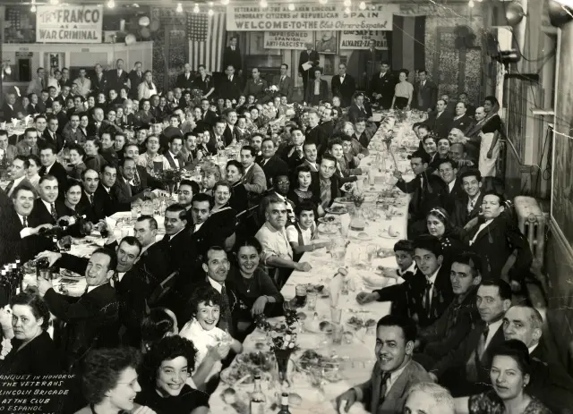 Banquete organizado por el Club Obrero Español del Spanish Harlem de Nueva York en 1945 para honrar a los veteranos de la Brigada Abraham Lincoln. Con camisa blanca arremangada, el turolense José Mora, uno de sus impulsores junto al zaragozano Manuel Magaña.