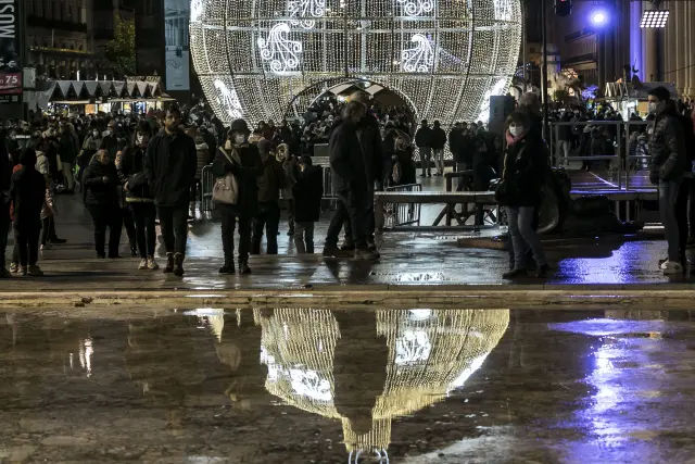 La plaza del Pilar, con su nueva bola de luz, es el epicentro de la fiestas navideñas en la capital.