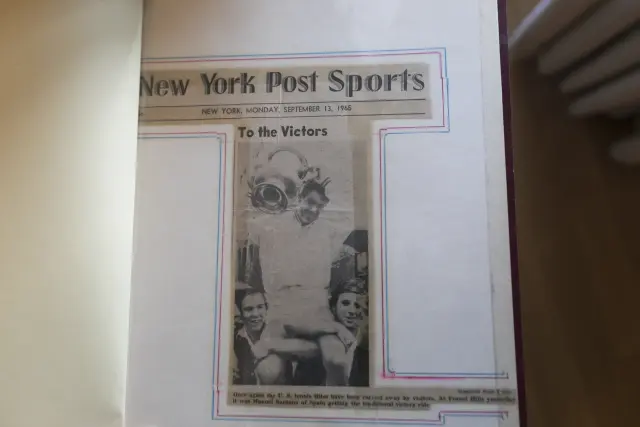 Recorte del periódico New York Post del momento en el que, ataviados de joteros, Enrique Laguarta y Pepe Artieda llevaron a hombros a Manolo Santana tras su victoria en el US Open de 1965.