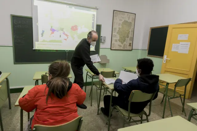 Con la proyección del fondo, los alumnos de la E.S.O. aprenden el mapa de las lenguas romances.
