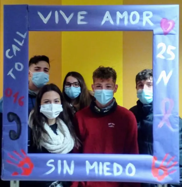 Estudiantes, profesores y personal del centro pudiera hacerse una foto con el lema 'Vive amor sin miedo' en el CPIFP Pirámide de Huesca.
