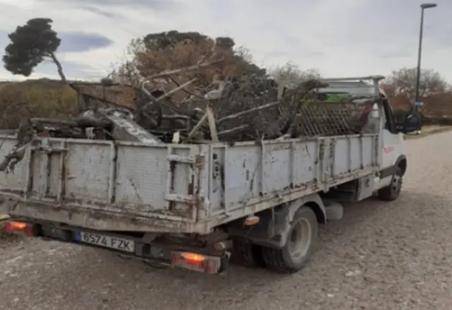 Se han llenado hasta 11 camiones con residuo extraídos del Canal Imperial de Aragón