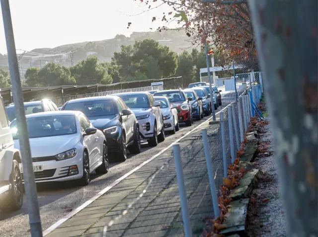 Los coches de los jugadores del Real Zaragoza guardan fila a la entrada de la Ciudad Deportiva en la mañana de este lunes para pasar los test de covid.