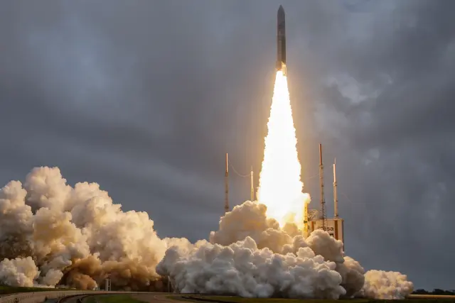 El día de Navidad se lanzó, plegado, el telescopio espacial James Webb, a bordo de un cohete Ariane 5 desde el puerto espacial europeo en Kourou (Guayana Francesa).