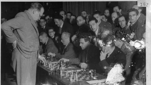 Alexander Alekhine en Zaragoza. Jugó partidas simultáneas en el Casino Mercantil y en la Agrupación Artística. Visitó la ciudad al menos en tres ocasiones: 1935, 1944 y 1945.