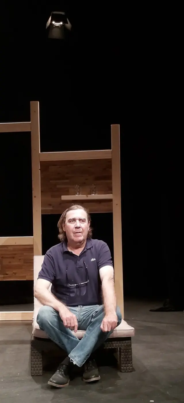 Esteban Villarrocha en el teatro negro de Arbolé. Siempre a pie de obra, de reflexión y de fantasía.