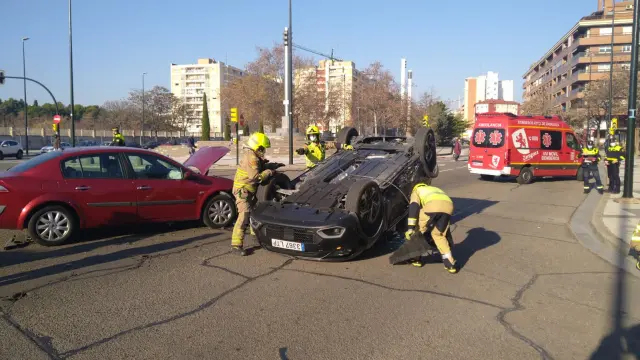 Vuelca un coche en el centro de Zaragoza en un aparatoso accidente de tráfico
