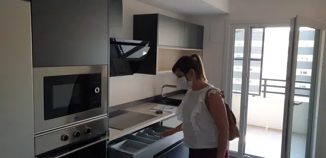 Alejandra Gallén, en la cocina de la que será su casa.
