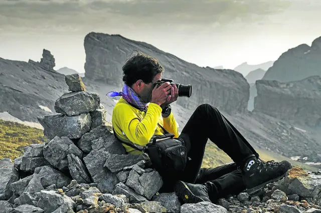 [[[HA REDACCION]]]Alberto Martinez Embid en la cima del Pico Blanco, 2.919 m. Al fondo, la Brecha de Rolando (Eduardo Vinuales)..jpg