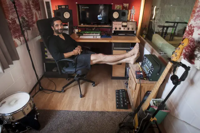 Edu Baos, en la mesa de su estudio de grabación en Mozota, El Cariño.