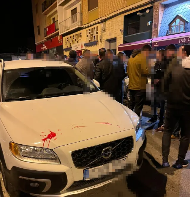 El incidente se produjo en la calle y la sangre era visible en un coche aparcado cerca.