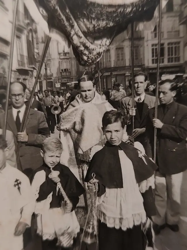 Hipólito Lucena, bajo palio, en una procesión en los años 50 en Málaga.