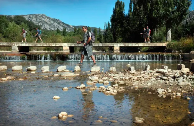 Las pasaderas de Pedruel cruzan el río Alcanadre en el Camino Natural del Somontano.