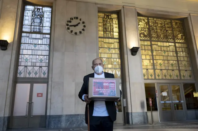Carlos San Juan, este martes en el Banco de España, donde ha registrado las más de 600.000 firmas de apoyo a su campaña Soy Mayor, No Idiota