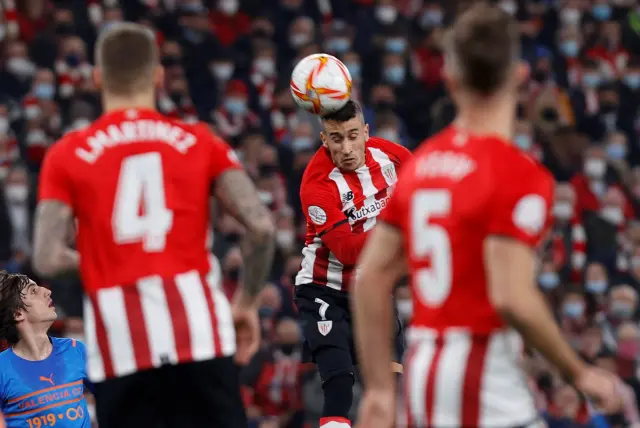 Alejandro Berenguer cabecea el balón en la ida de semifinales de la Copa del Rey