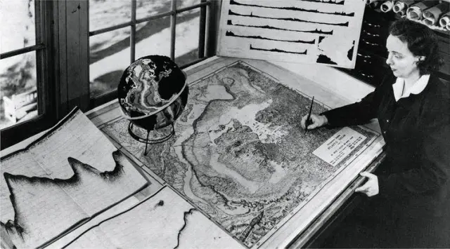 Marie Tharp trabajando en un mapa del fondo oceánico (Columbia, años 1960).