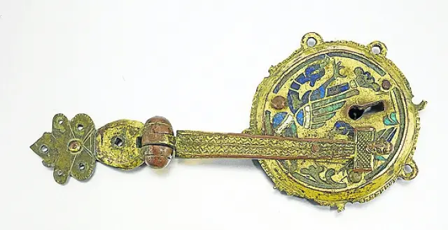 Roda de Isábena (Huesca). Herraje central de esmalte y cobre perteneciente a un cofre. Una de las piezas robadas por Erik el Belga en 1979.