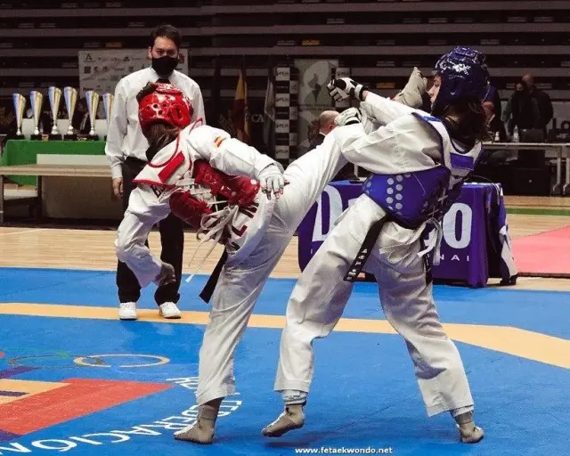 Laura Loscos, a la izquierda, compitiendo por el título de campeona de España de Taekwondo.