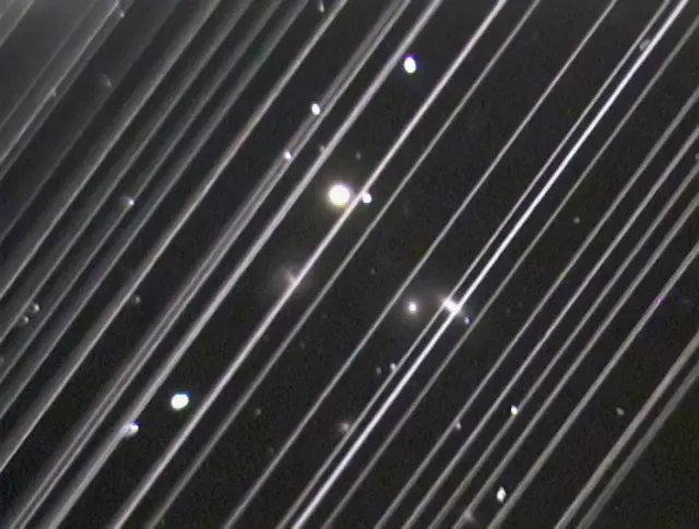 Imagen del grupo de galaxias NGC 5353/4 realizada con un telescopio del Observatorio Lowell en Arizona (EE. UU.) el 25 de mayo de 2019. Las líneas diagonales que atraviesan la imagen son estelas de luz reflejada dejadas por más de 25 de los 60 satélites Starlink lanzados poco antes de esa fecha al pasar por el campo de visión del telescopio.