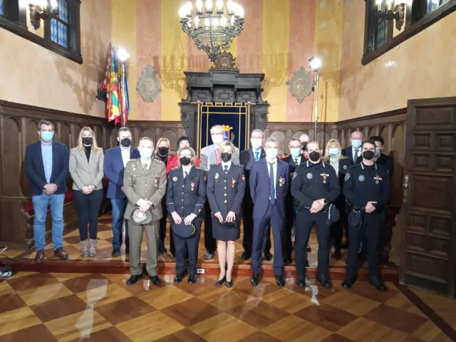 Foto de familia de todos los condecorados con medallas del servicio de Bomberos del Ayuntamiento de Huesca.