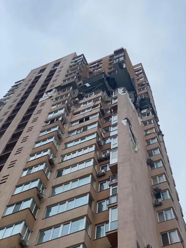 Un edificio residencial de Kiev que fue atacado por un misil.