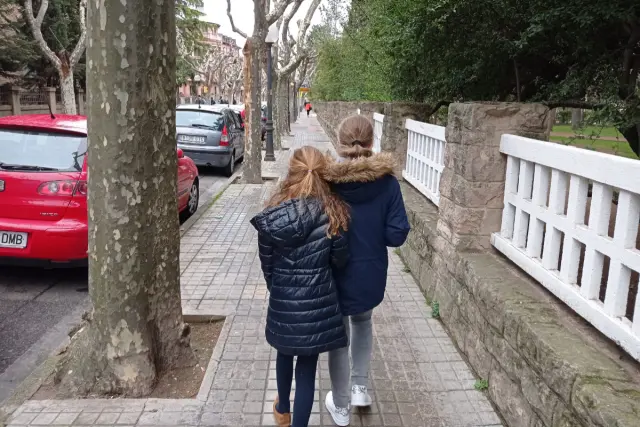 Valentyna Nikitenko, a la derecha, con su "hermana" paseando este jueves por las calles de Huesca.