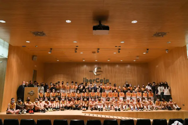 Presentación de las selecciones aragonesas de baloncesto y minibasket en el Patio de la Infanta en Zaragoza