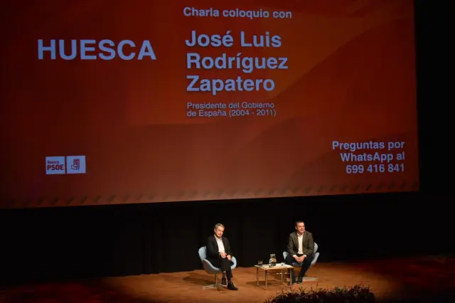 El coloquio con Zapatero ha sido moderado por el secretario provincial del PSOE en Huesca, Fernando Sabés.