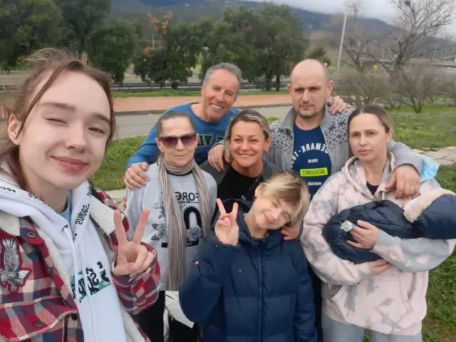 Oksana Jantya, en el centro de la imagen, junto a las familias ucranianas que ya están en Maella.
