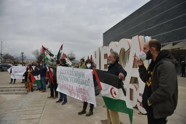 Zapatero se ha encontrado con esta protesta a favor de la libertad del Sáhara a las puertas del Palacio de Congresos de Huesca.