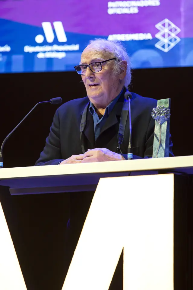 Carlos Saura recoge el galardón en el Festival de Cine de Málaga.