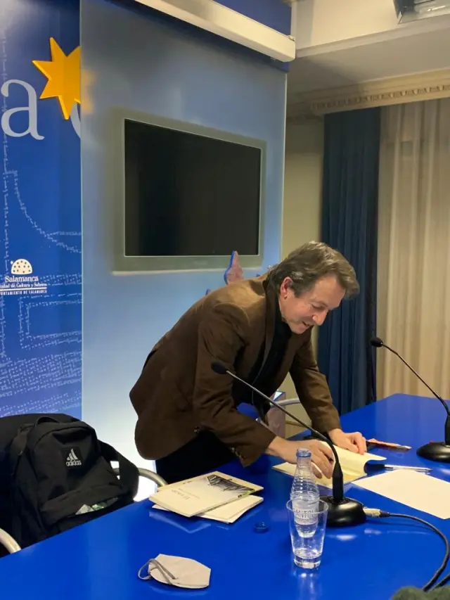 Fernando Gil Villa firma uno de sus ejemplares de 'El vacío'.