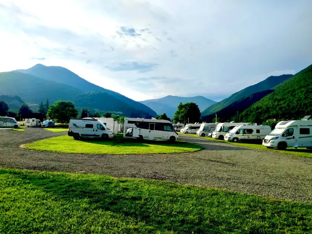 Ordesa Pirineos es un área de pernocta para autocaravanas, furgonetas y campers a cinco minutos de Fiscal