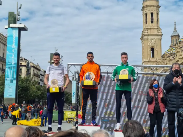 El Boubekraoui en lo más alto del podio de la media maratón de Zaragoza.