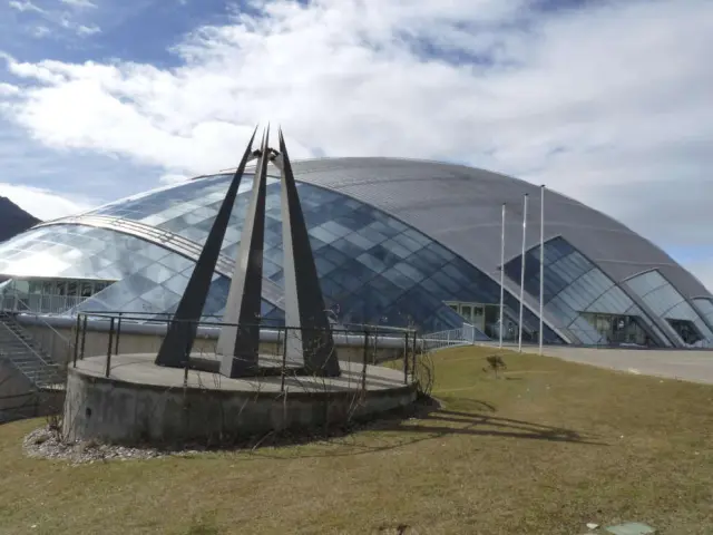 El Palacio de Hielo de Jaca cuenta con dos pistas en las que se pueden ver competiciones de 'curling' y hockey o patinar.
