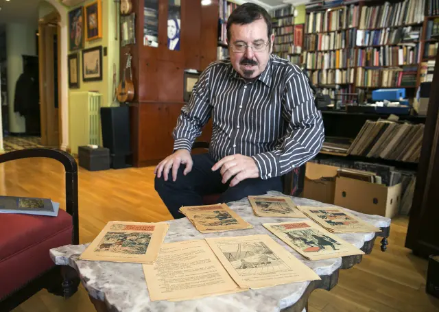 Javier Barreiro en su casa museo, poblada de libros, revistas, cuadros, discos e instrumentos de música.