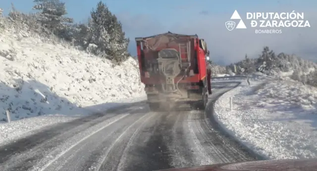 Bomberos de la DPZ esparcen sal en carreteras nevadas de las Cinco Villas.