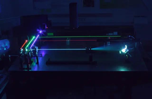 Montaje experimental para la generación de hologramas analógicos en color, utilizando tres láseres.