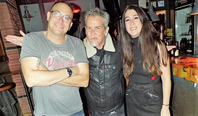 Carlos Ezquerro (izquierda) con el guitarrista de Héroes Alan Boguslavsky y Almudena Bolea, parte del personal de La Ley Seca.