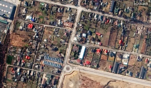 Imagen de satélite en la que se observan objetos tendidos en el suelo con un tamaño similar al de un humano.