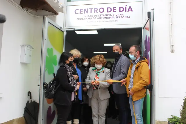 La consejera de Ciudadanía y Derechos Sociales, María Victoria Broto, durante su visita a las obras recién retomadas.