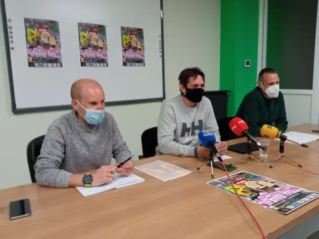 Mario Gonzalvo (CGT), Manuel López (CSIF) y Daniel Gallardo (SPBA) han explicado este jueves los motivos de la manifestación convocada por los bomberos de Huesca.
