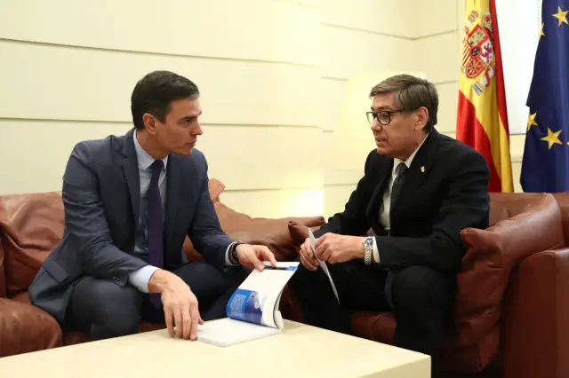 Pedro Sánchez y Arturo Aliaga, en el encuentro que han mantenido esta tarde en el Senado.
