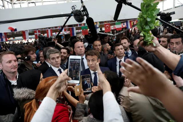 Macron junto a su equipo de seguridad tras el incidente.