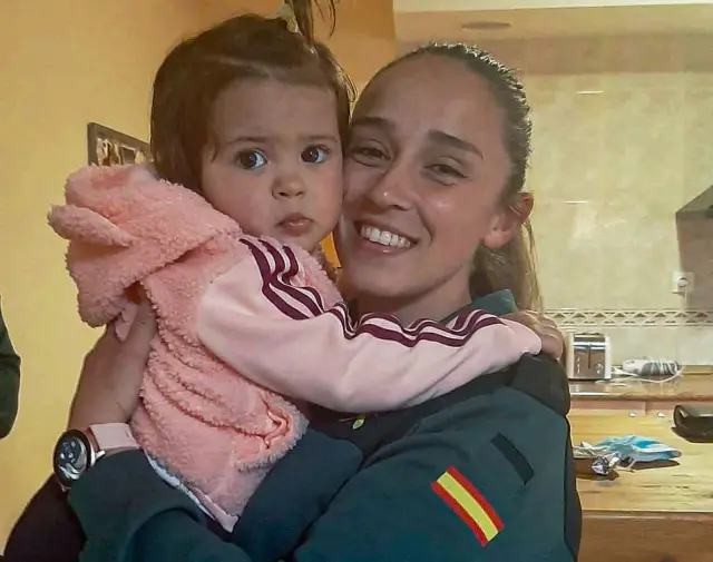 La guardia civil Bárbara Herguido, con Triana en sus brazos.